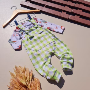 Jardineira Xadrez Verde + Body/ Camiseta Estampada